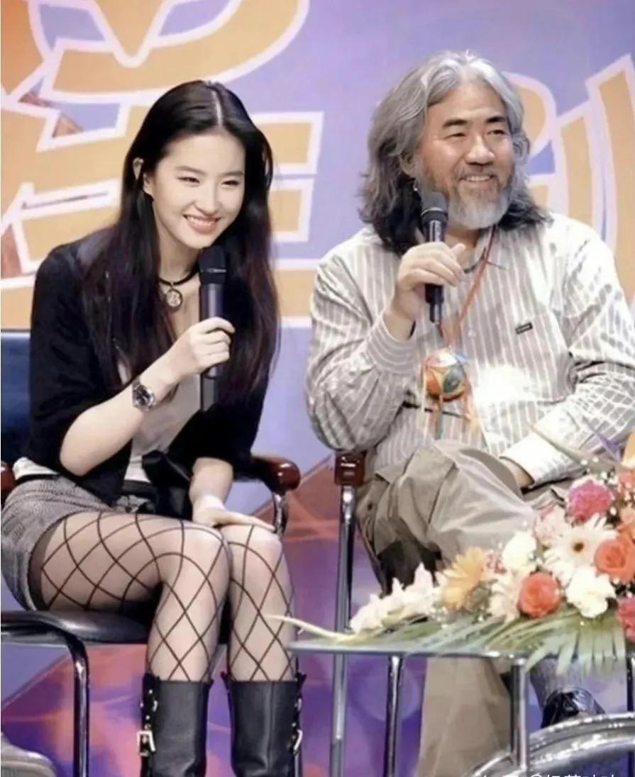 毫无疑问这是几张多年前的照片，图片中的刘亦菲清纯脱俗，冰肌玉骨，美的不可方物。而