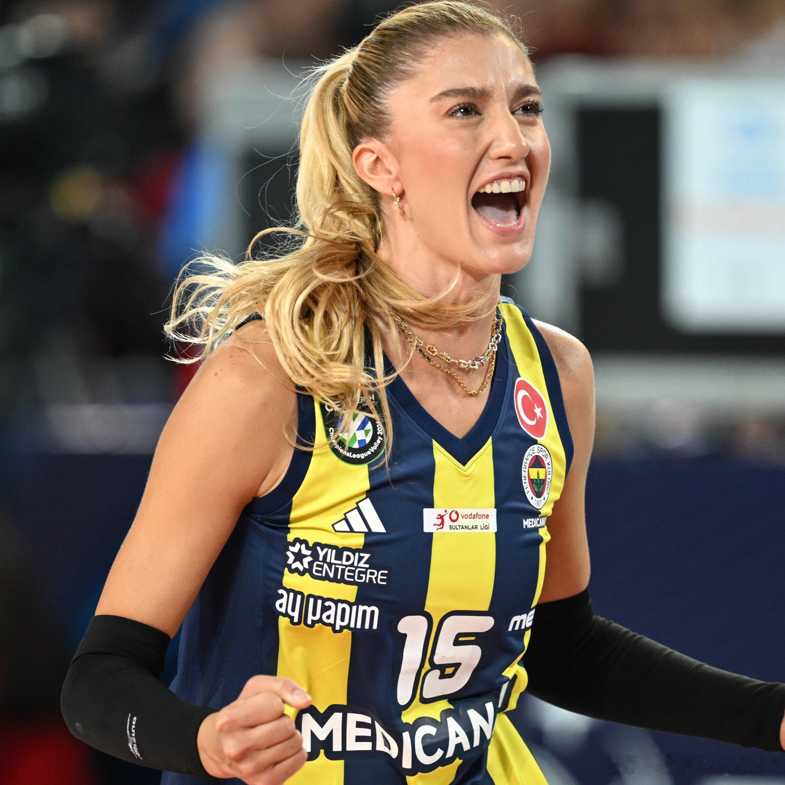 排球 🎙️ 阿雷尔亚.卡拉索伊：愿全国人民都能安享太平。我们在经历了一个令人无