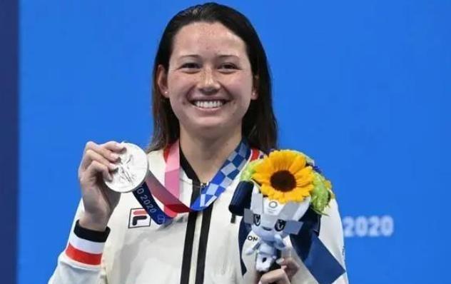2026年的名古屋亚运领奖仪式，何诗蓓再次闭口不跟唱国歌，这份静默瞬间引来了各路