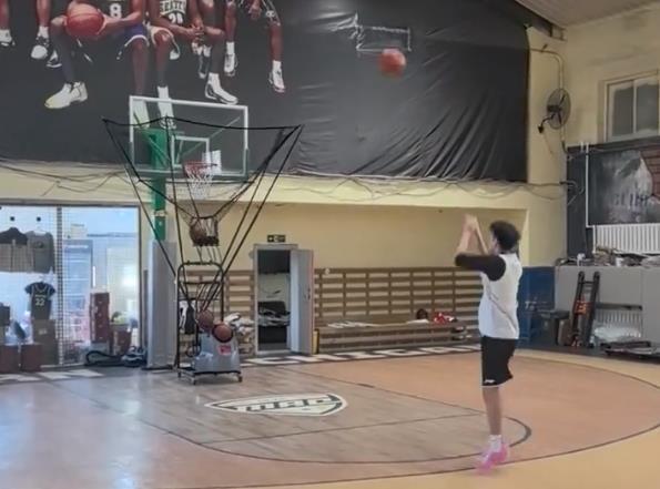 辽宁男篮的李虎翼还是非常自律和敬业的，大年初一自己一个人加练投篮，李虎翼真是一个