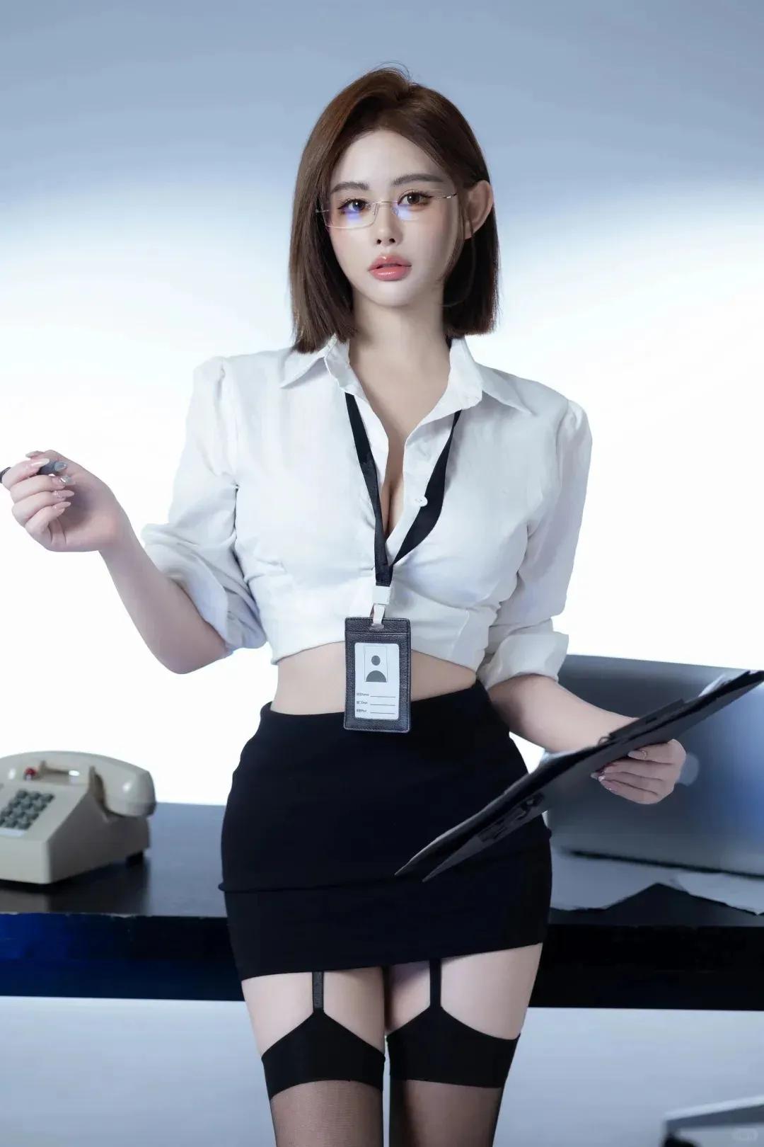 办公场景的干练与她的穿搭相互交融，挺括西装勾勒利落线条，简约配饰点缀精致感。抬手