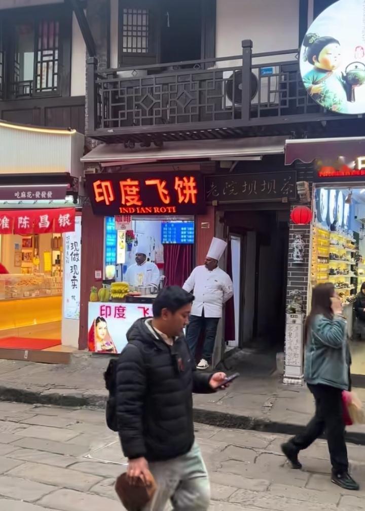 怕你们不正宗，又怕你们太正宗。印度飞饼生意惨淡，两个黑哥们傻眼了。
印度飞饼一直