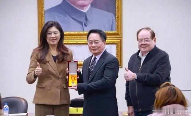 戴电子脚镣领勋章！郑丽文这波操作，撕开了台湾司法的遮羞布
 
当蔡正元戴着电子脚