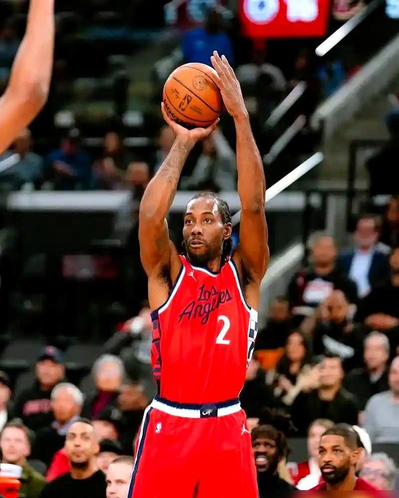 快船训练馆里，伦纳德的球衣，又挂在了那个空衣架上。

为了留队争冠，他当初主动降