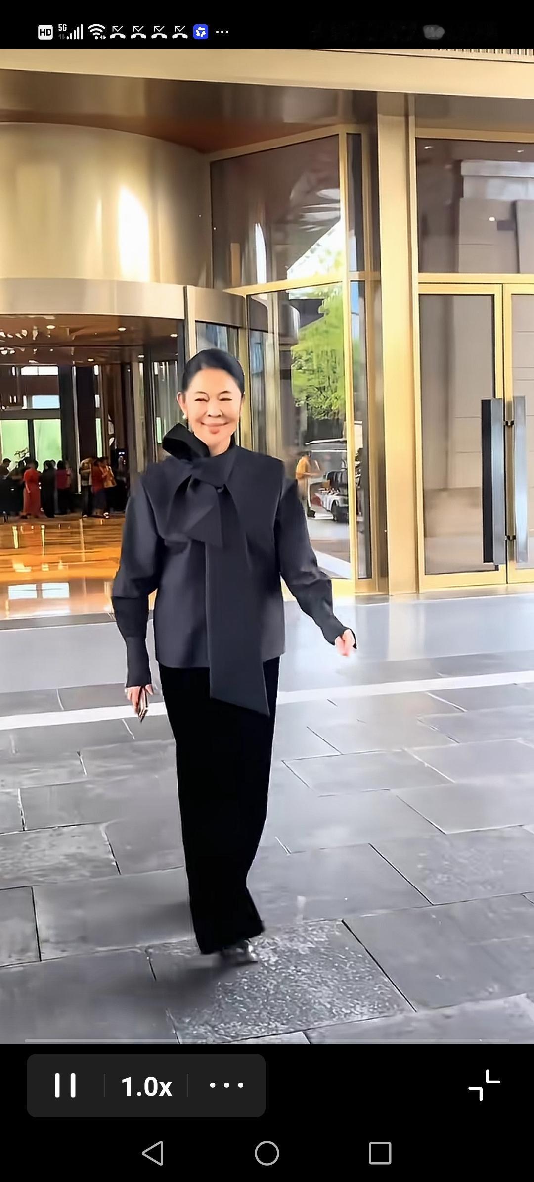 倪萍穿的什么衣服，肃穆的有点吓人。走路特别慢颤颤巍巍的，一看就是身体很弱的样子！
