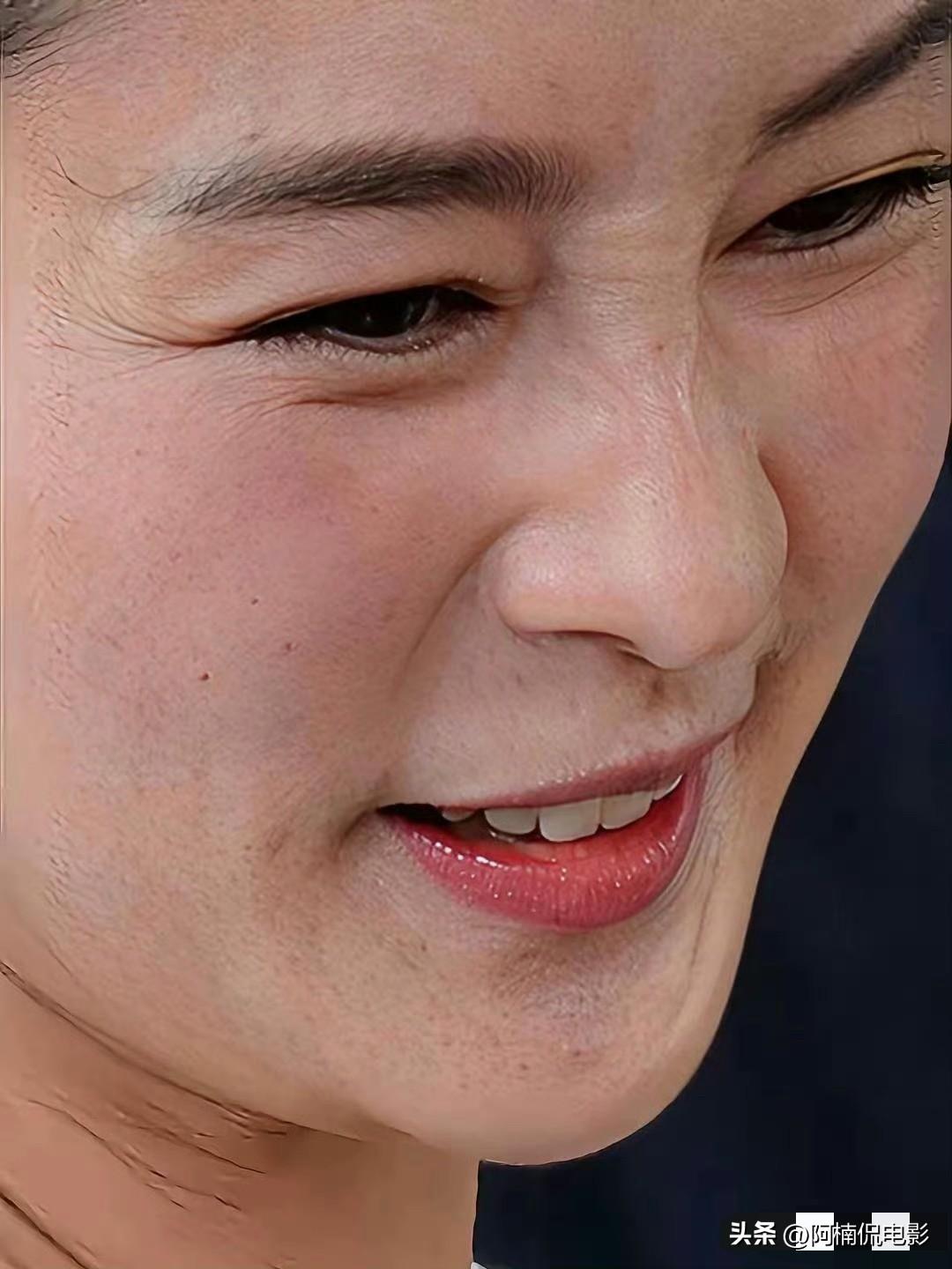 超高清镜头之下，李沁面部状态完全无处遮掩，生图里细纹、皮肤纹理全部清晰呈现，神态