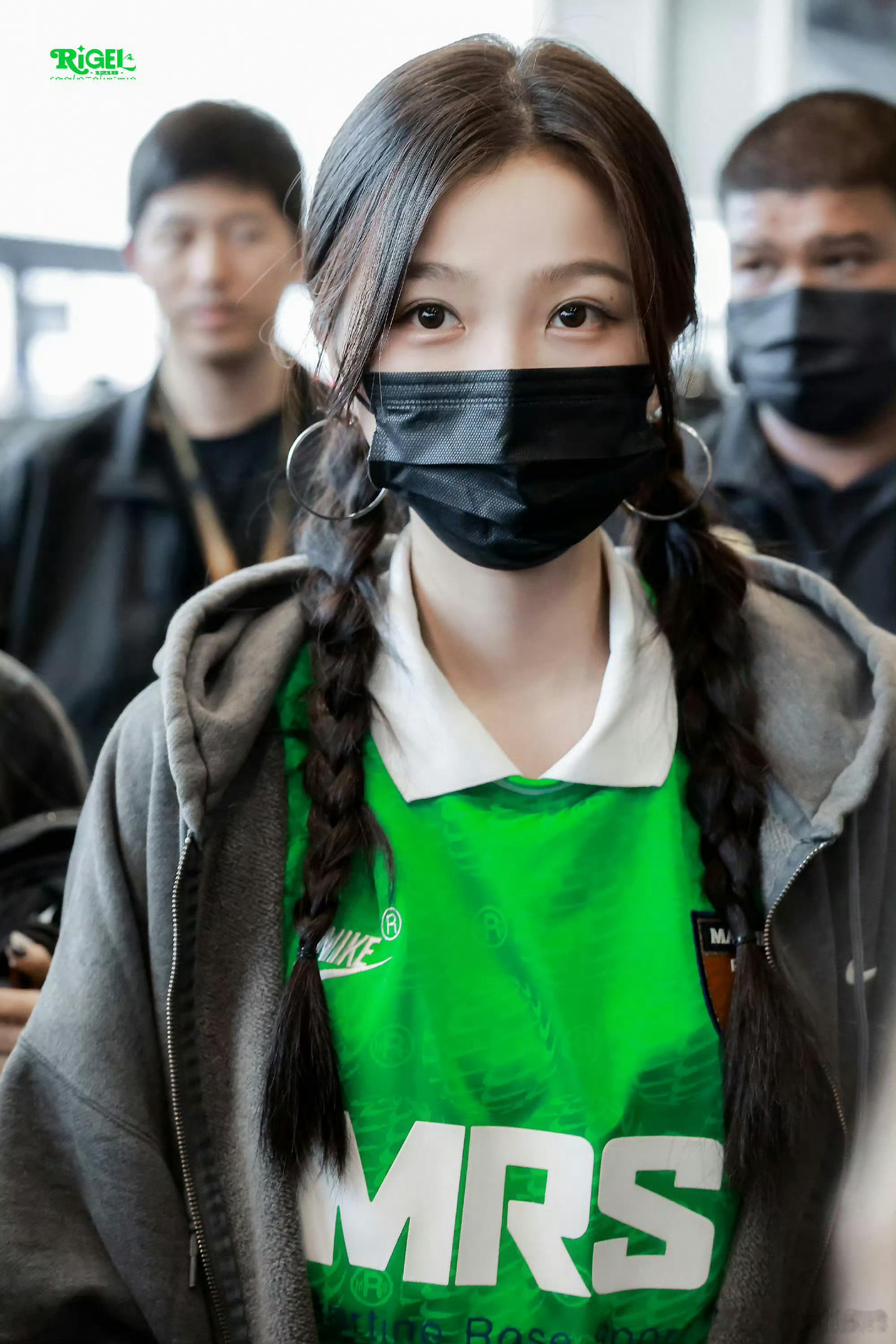 虞书欣返回国内造型，麻花辫可爱[拜托] ​​​