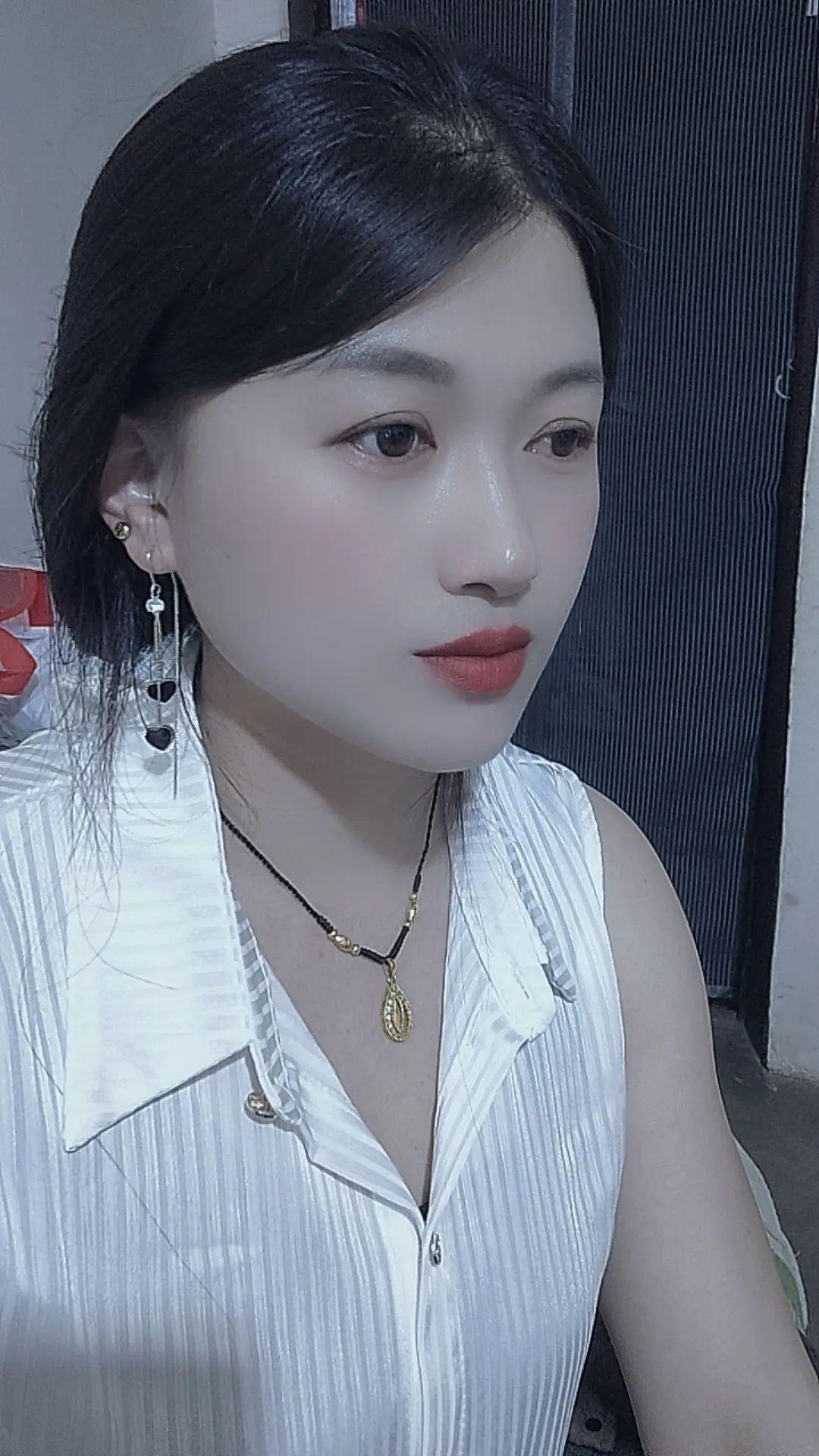 人到中年，如果再遇到喜欢的人，记得只做朋友，只谈笑风生，不可以动情，不...