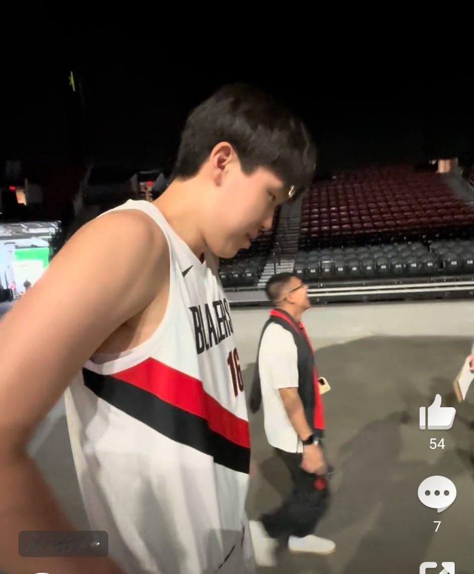 NBA媒体日，杨瀚森第一次身穿球衣走进开拓者主场，当被问到第一次身穿开拓者球衣走