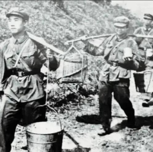 1948 年淮海战役，华野炊事员挑着包子，不慎误入国民党军阵地。他没有慌乱，高声