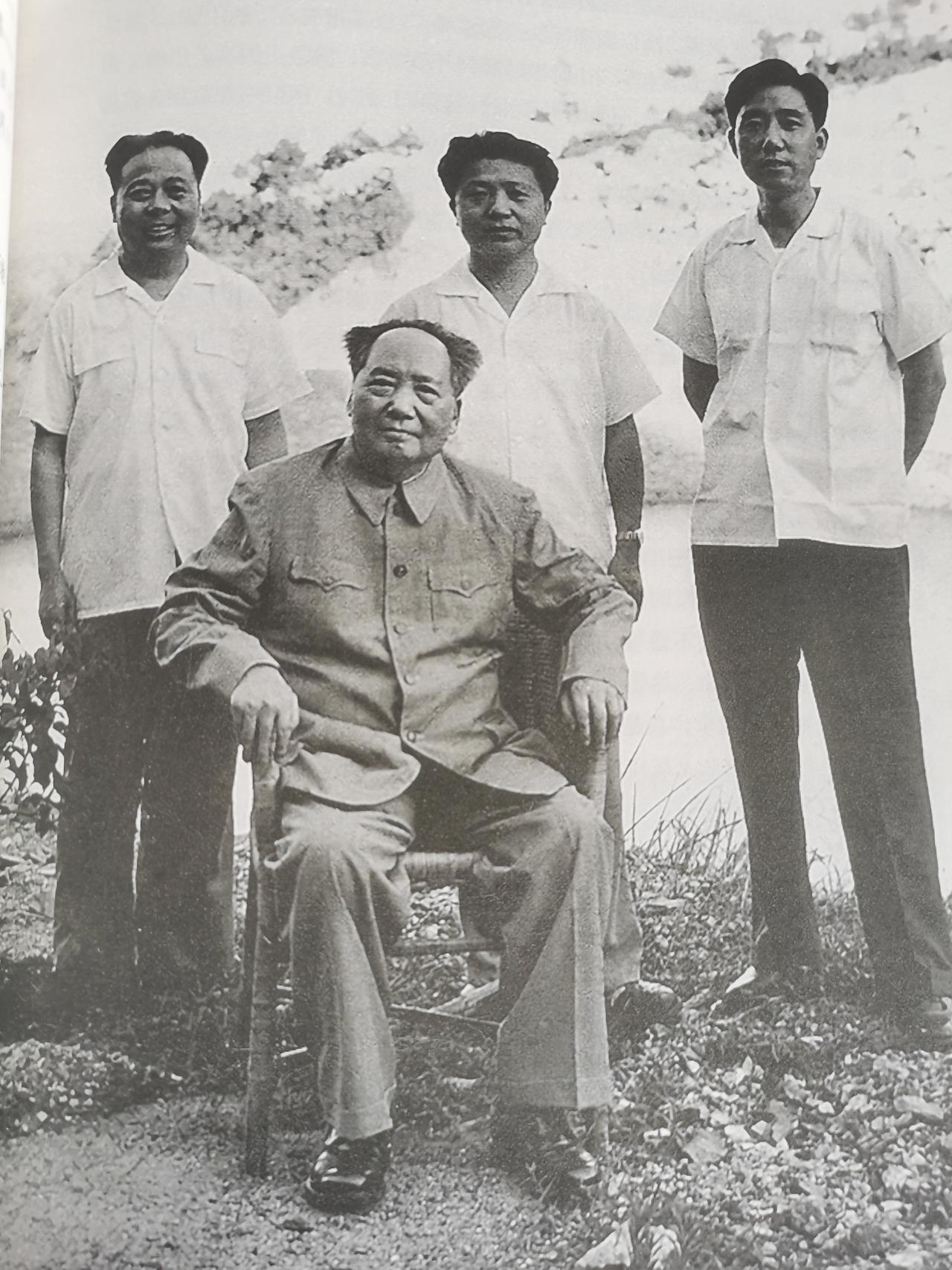 怀念毛主席，珍惜老照片。
1966年6月21日，毛主席在湖南韶山老家滴水洞留影。