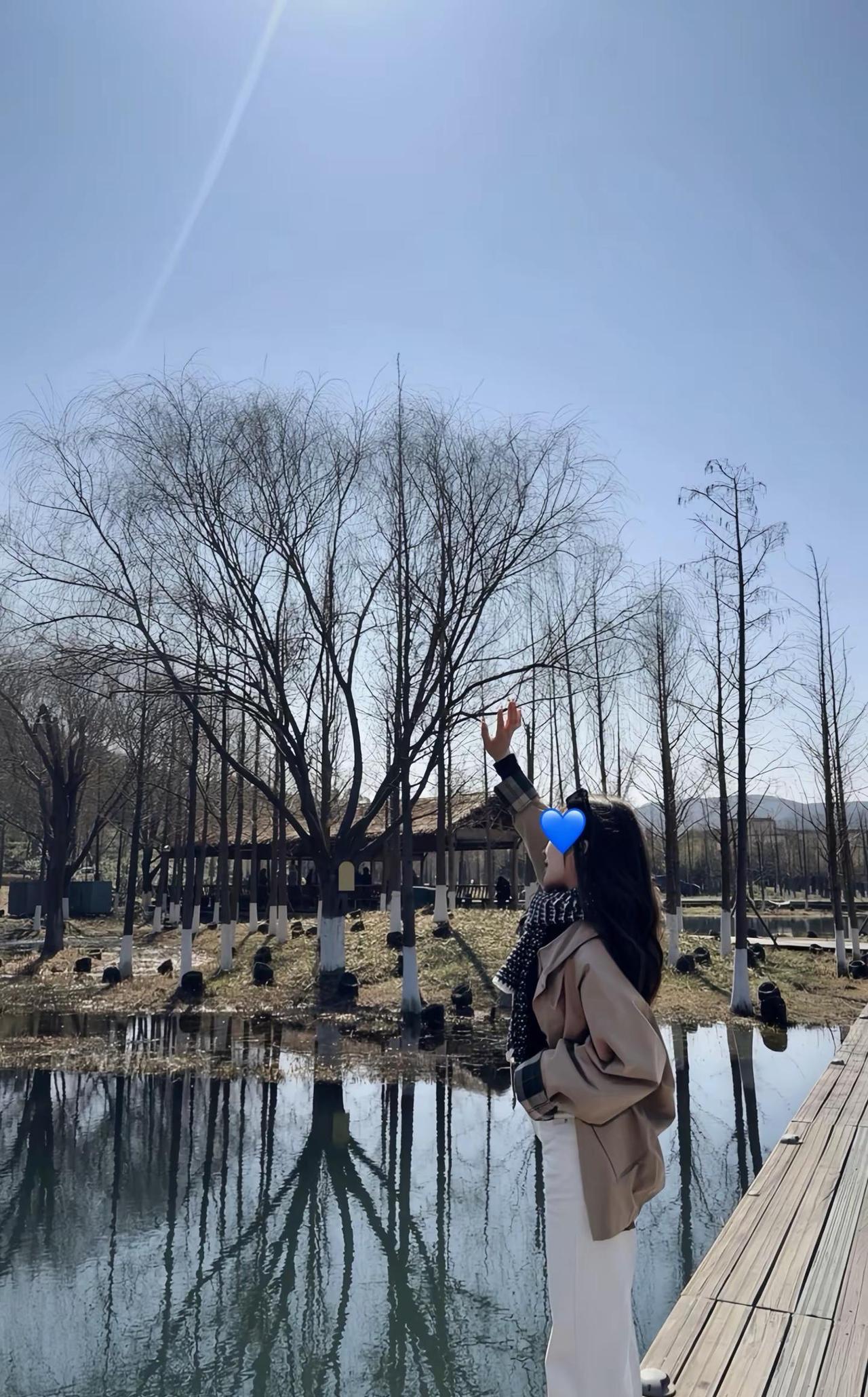 "吹吹人间发财风，填我十万八千梦，祝我们都能在乱七八糟的生活里找到快乐!"