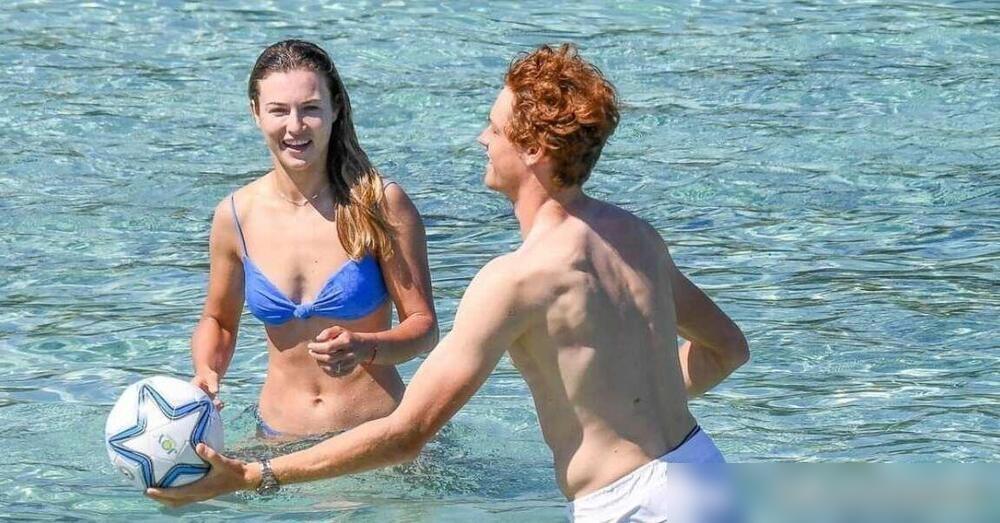 辛纳和现女友分手后，发现前女友又在场边看球！

赛季包揽硬地大满贯，不失一盘拿下