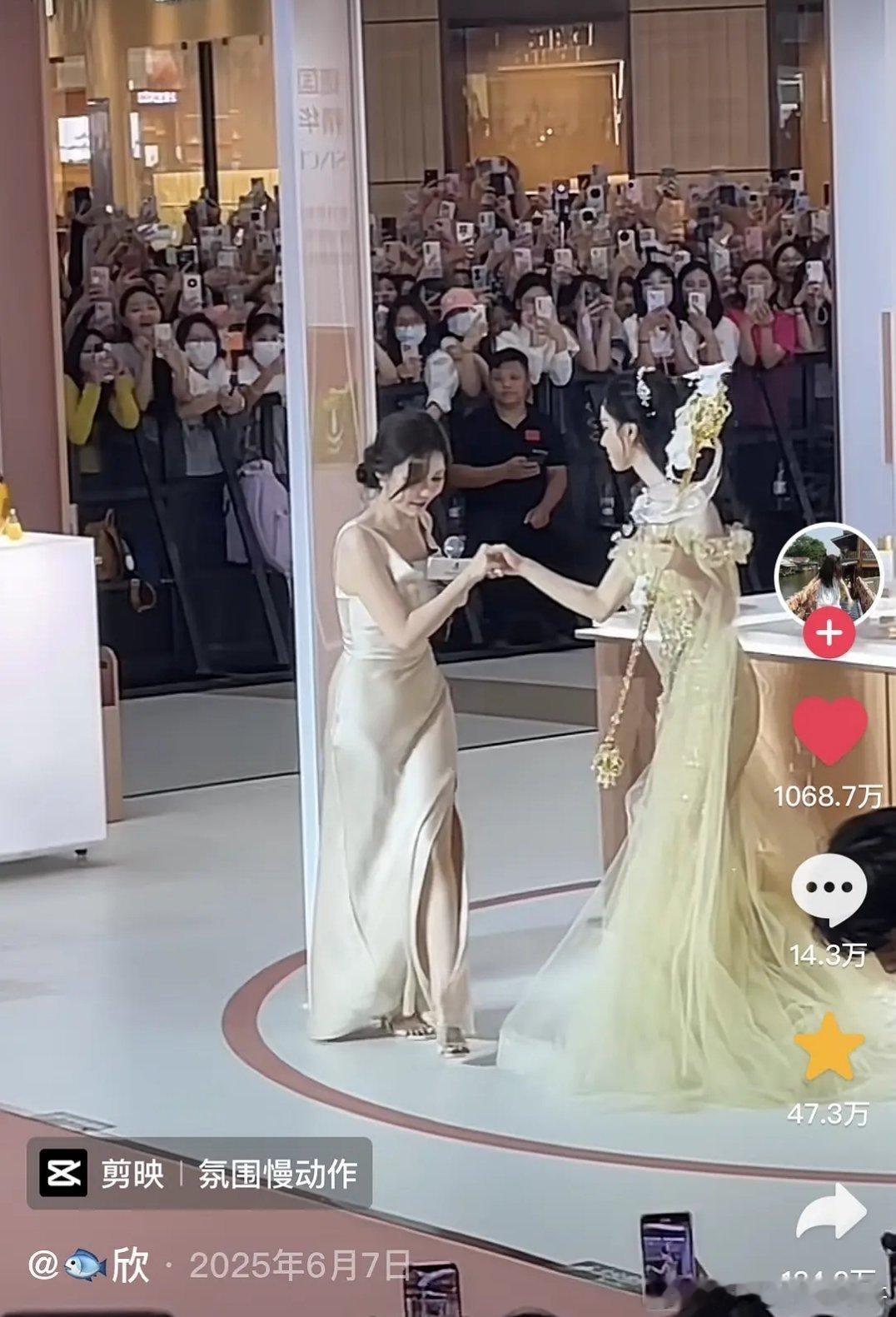 🫘🍠的明星路拍最高赞都是陈都灵，路人爱看高智美女 
