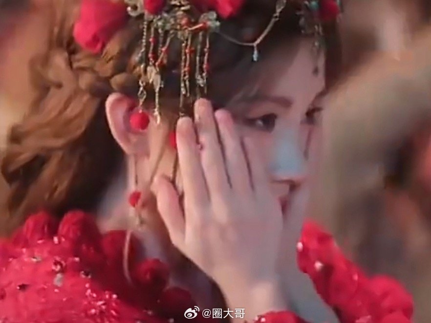 蛮满地珠结婚戏份谁看了不说这个大婚甜到掉牙啊，鞠婧祎和田嘉瑞在《月鳞绮纪》的额头