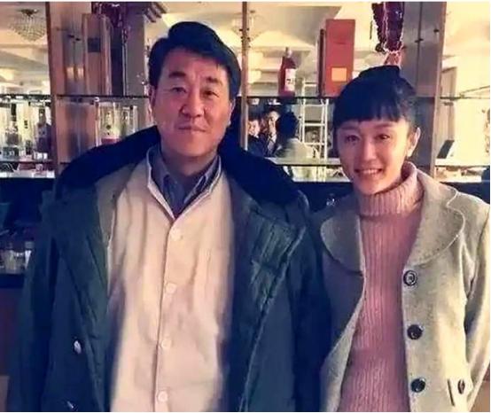 1998年，留学归来的女同学李海洋请何冰吃饭，她说“我都29了，明年30该嫁人了