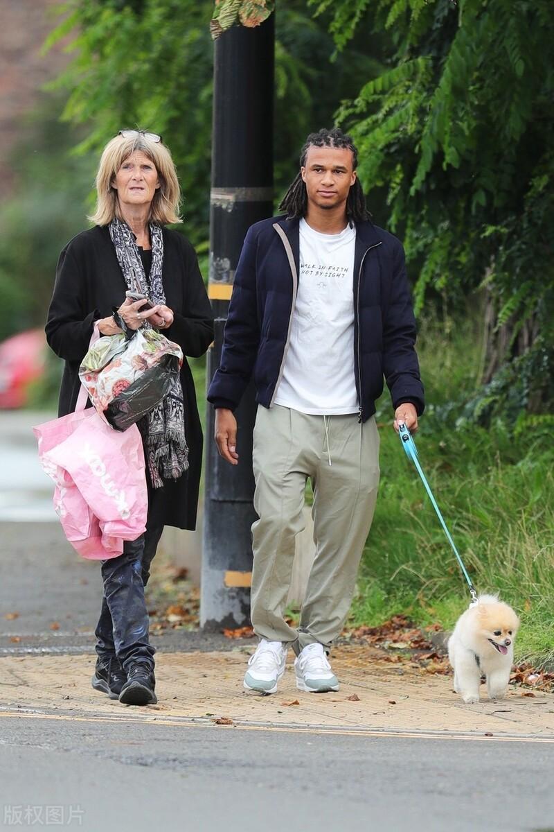 阿克在街头遛狗，铁骨铮铮，柔情似水，到底谁更萌？[捂脸][捂脸][捂脸]都是不可