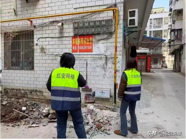 湖北红安县，小区燃气改道施工，管道铺设需要经过一楼住户的庭院，可一楼心疼自己的花