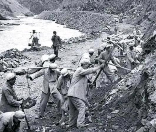1952年，在我军驻藏部队的营地，突然有1个人冲进18军军部，推开警卫员，一个箭