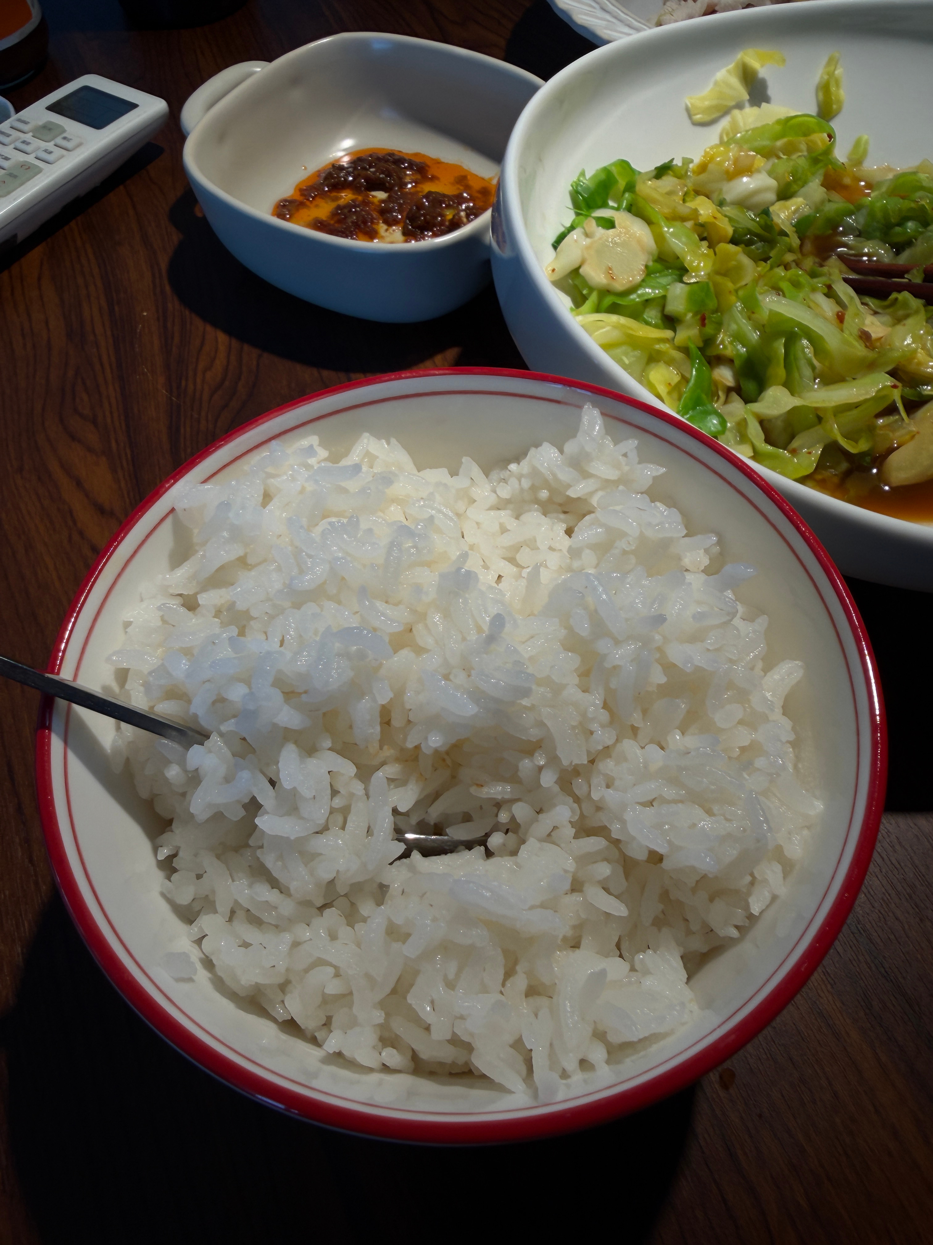 二十分钟搞定的午饭，鸡胸肉切薄片烫几十秒，蘸沙茶酱也好吃😋大米稻花香2号也超绝