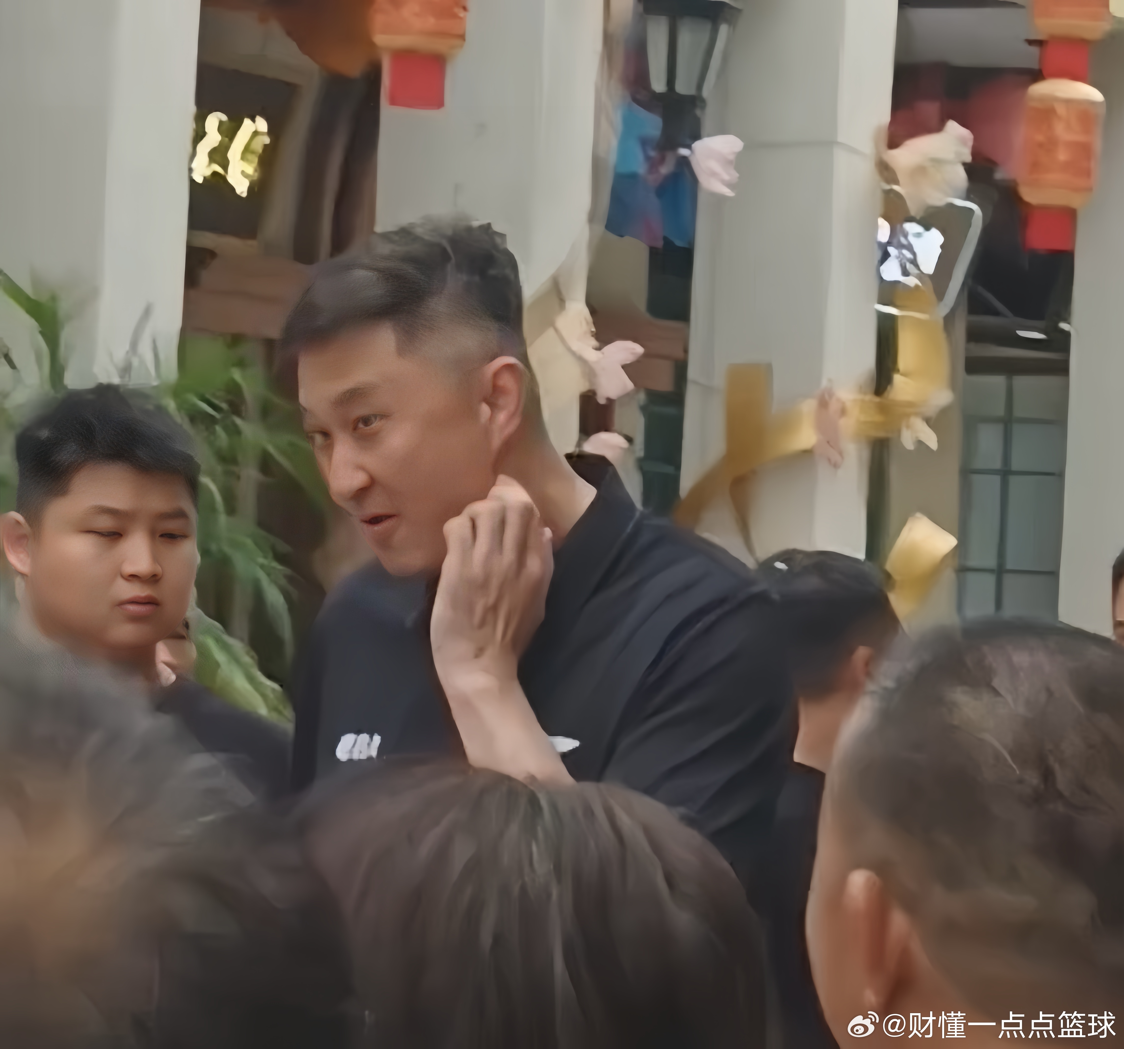 深陷下课传闻的杜锋指导今天现身中山步行街杜锋近期深陷合同谈判停滞的流言，下课传闻
