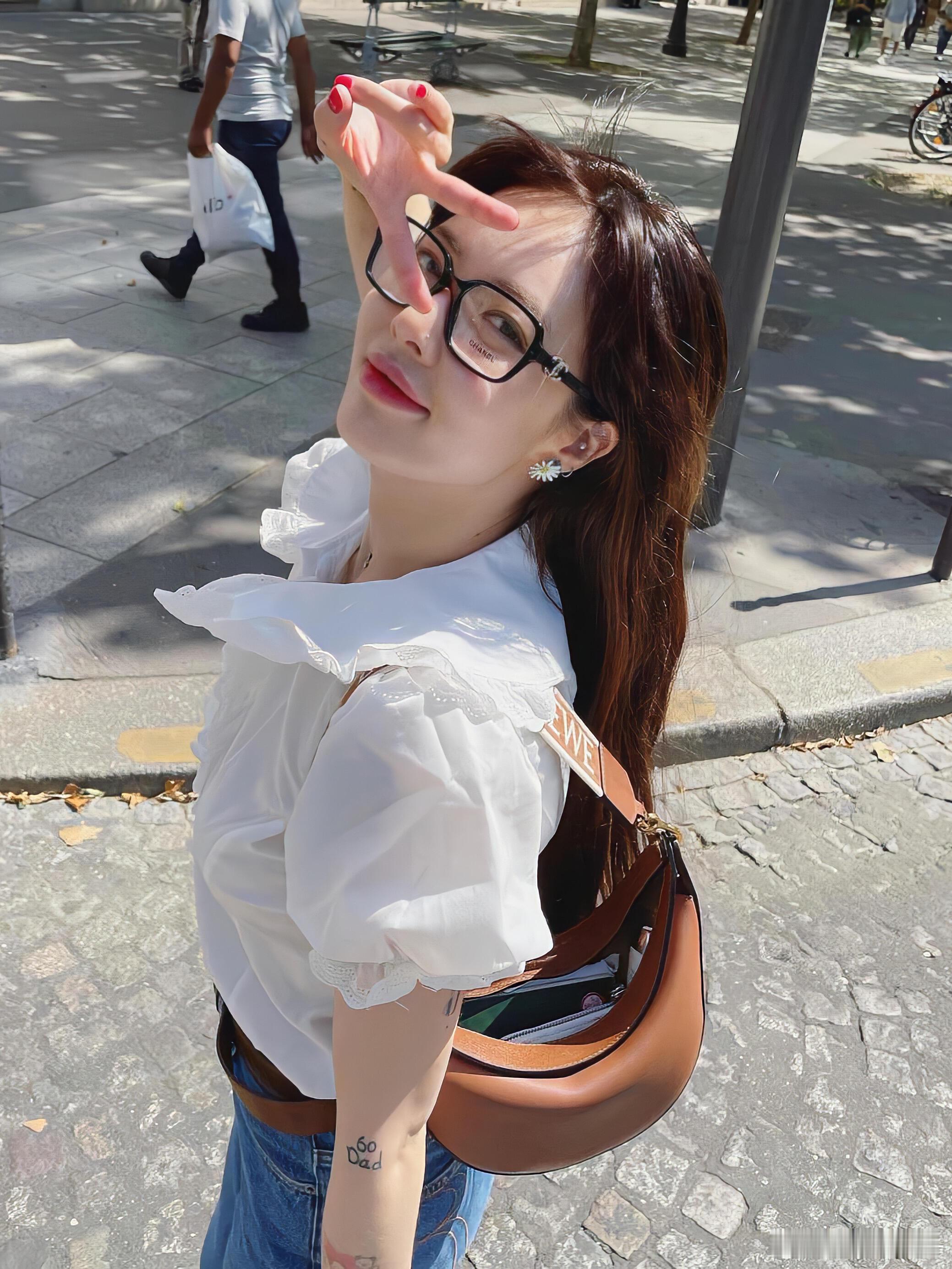 泫雅搂着我拍照粉丝首尔逛街线下偶遇金泫雅，还收获姐姐搂肩合照！真人氛围感直接拉满