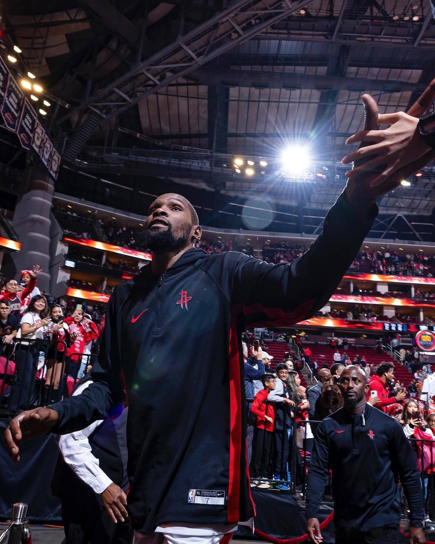 本赛季杜兰特场均25.3分4.8篮板3.9助攻，投篮命中率51%，三分命中率38