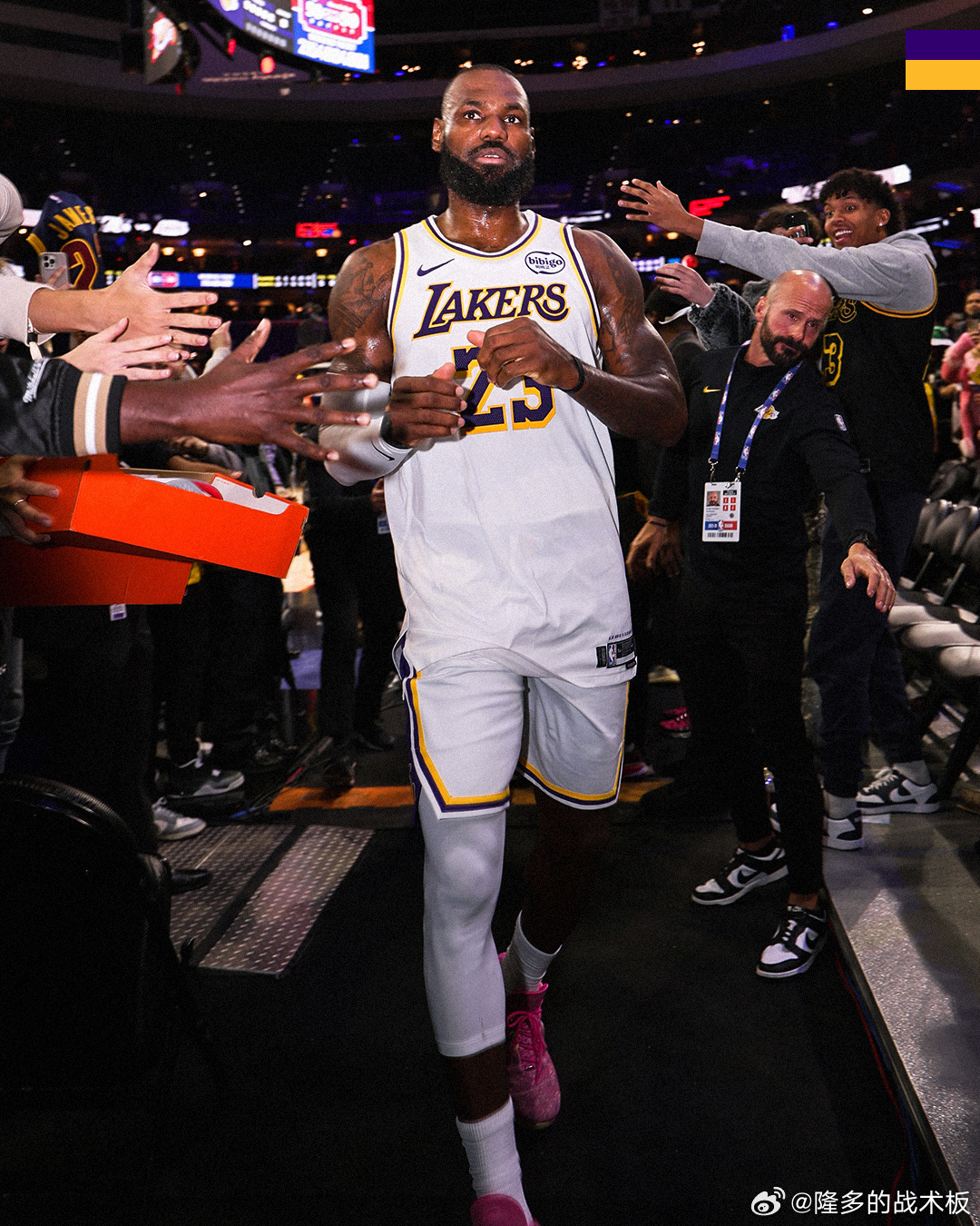 里夫斯说：“我抢到了一个篮板，然后我就想，这需要勒布朗接球，这绝对是他的机会，去