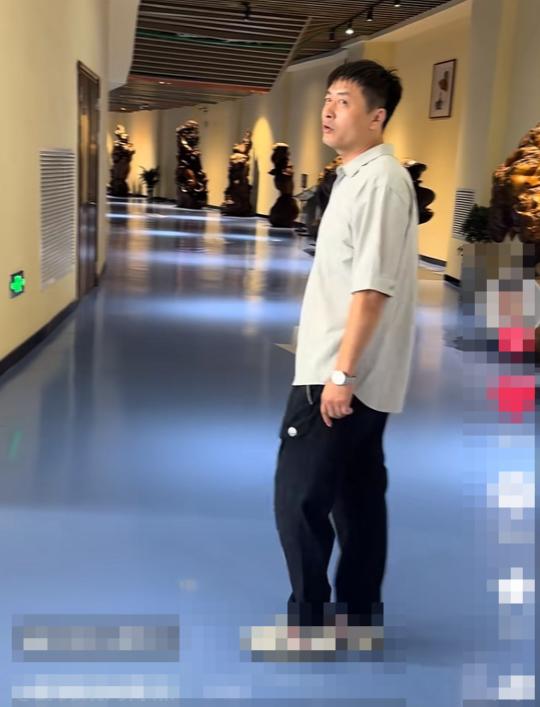 一个烧烤摊主，正在成为平顶山的一张特殊名片。
陈杰最开始被大家记住，并不是因为摊