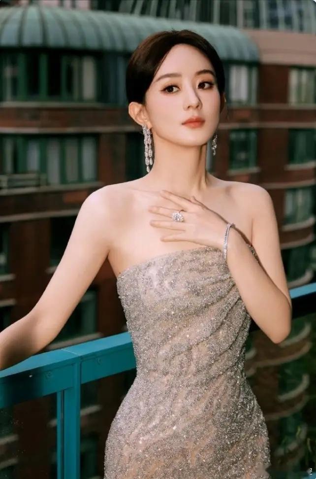 赵丽颖25年就穿了6套高定！年初的星光大赏穿了夏帕瑞丽，微博之夜两套ES当季最新