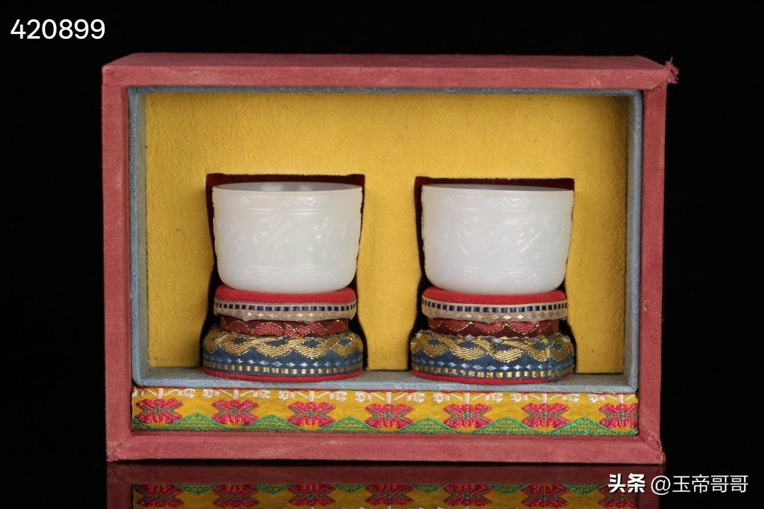 清 和田玉“八仙图”杯子一对。尺寸5.4*3.8cm