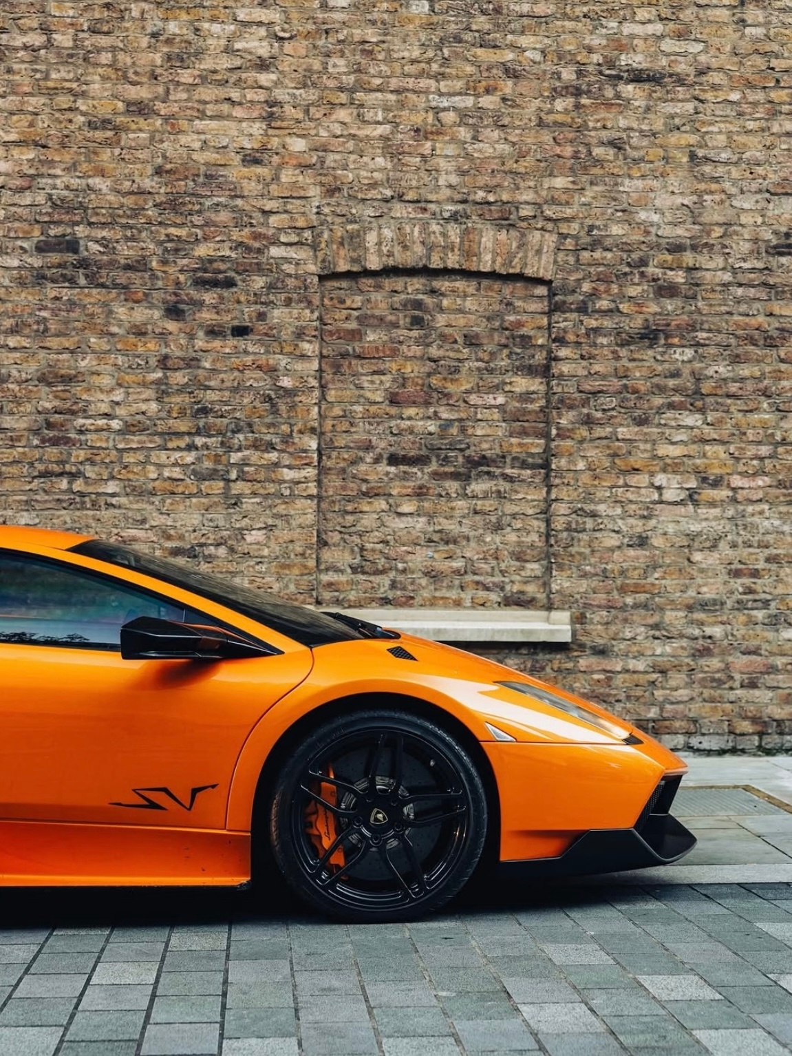 谁能拒绝这抹炽热的橙色啊像一团跃动的火焰，将兰博基尼的凌厉线条衬得愈发锋芒毕露这