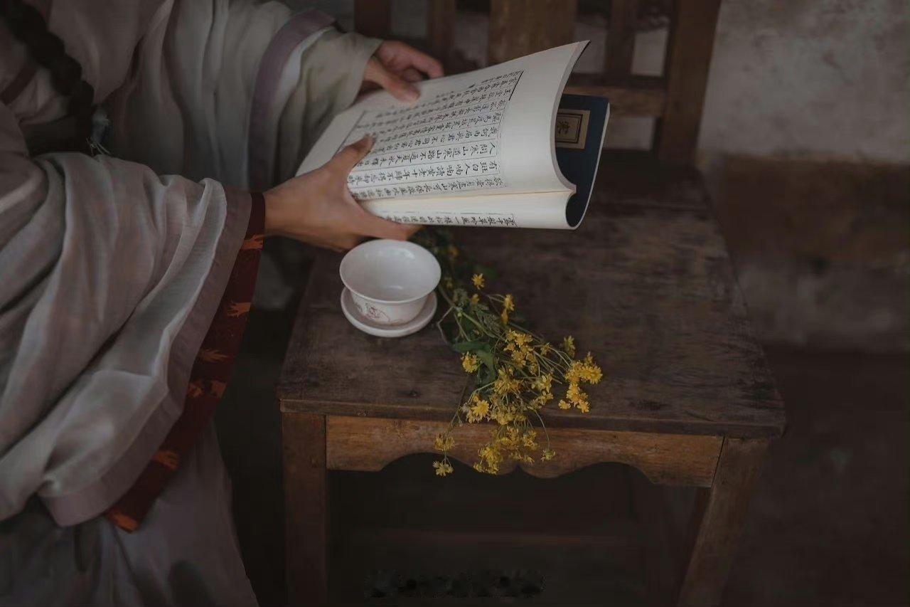 <中国文字博大精深>静中藏了一个争字；稳中藏了一个急字；忙中藏了一个亡字；忍中藏