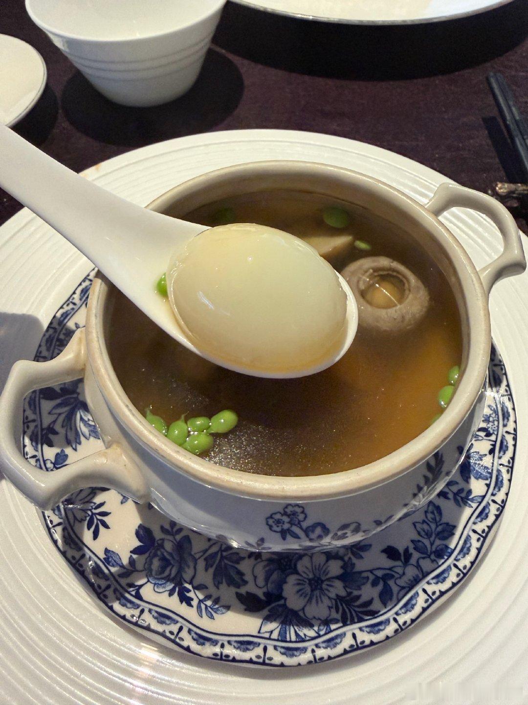 我：媳妇这个蛋给你！媳妇：鸽子蛋你都不吃啊，就是蛋啊！我：触景生情！………媳妇：