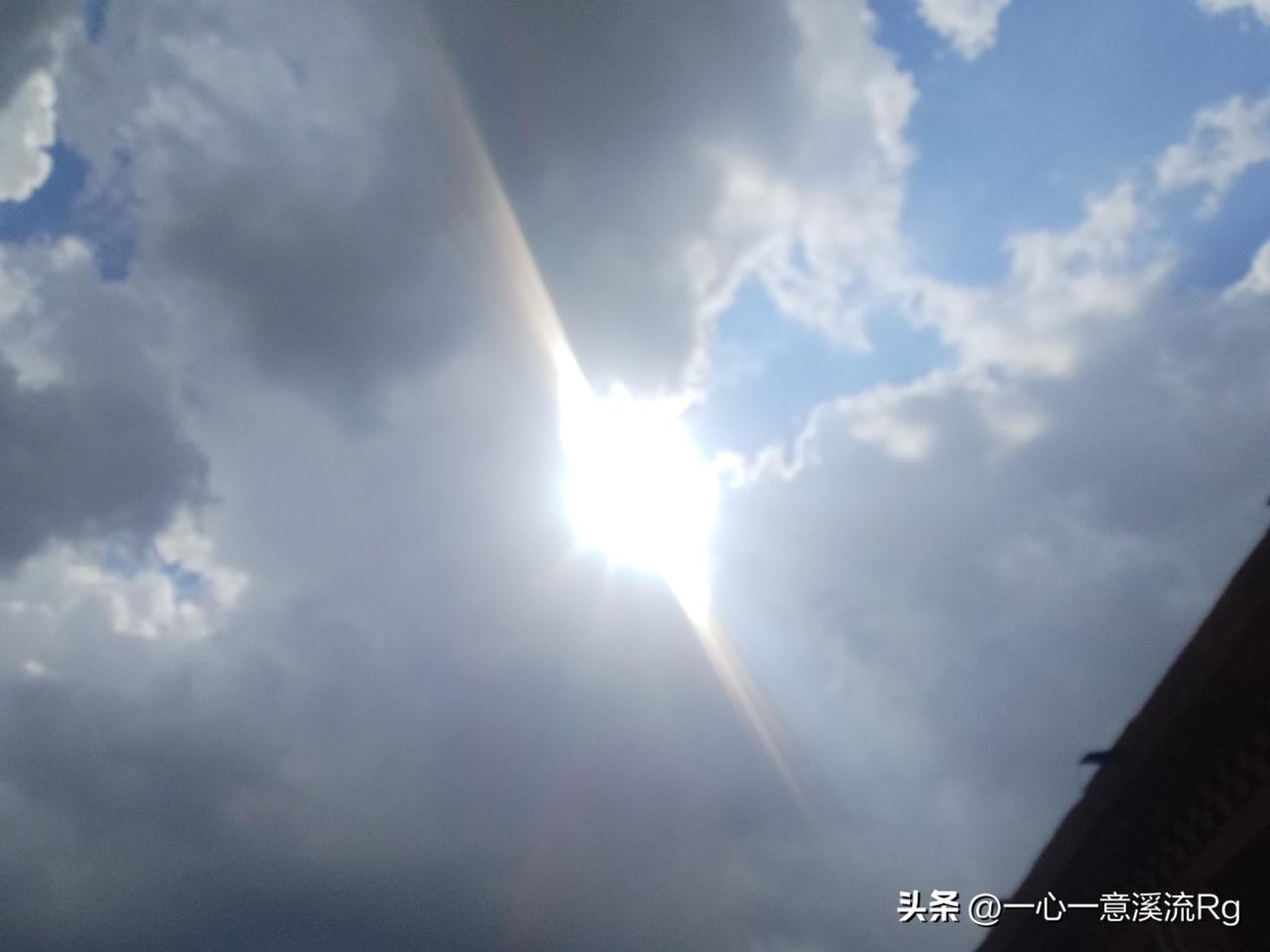 今天是多云天气，气温31度不是太高，夏日的阳光，夏日的风，夏日的雨夏日的云，夏日