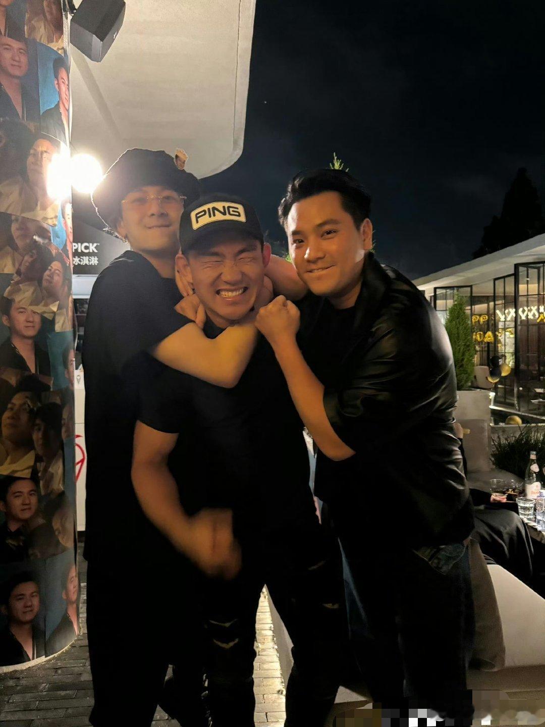 这属于梦幻联动了吧！宋亚东被王嘉尔锁喉！！哈哈哈#宋亚东王嘉尔合影# ​​​
