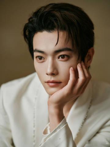 许凯全白look 白色的衬衫，清新的气息，仿佛把整个夏天都带到了我们的眼前。许凯