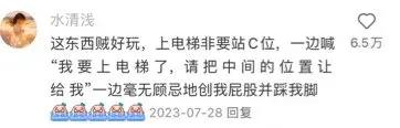 酒店送餐机器人现在已经很常见了，很多网友在社交平台上分享了自己与送餐机器人之间发