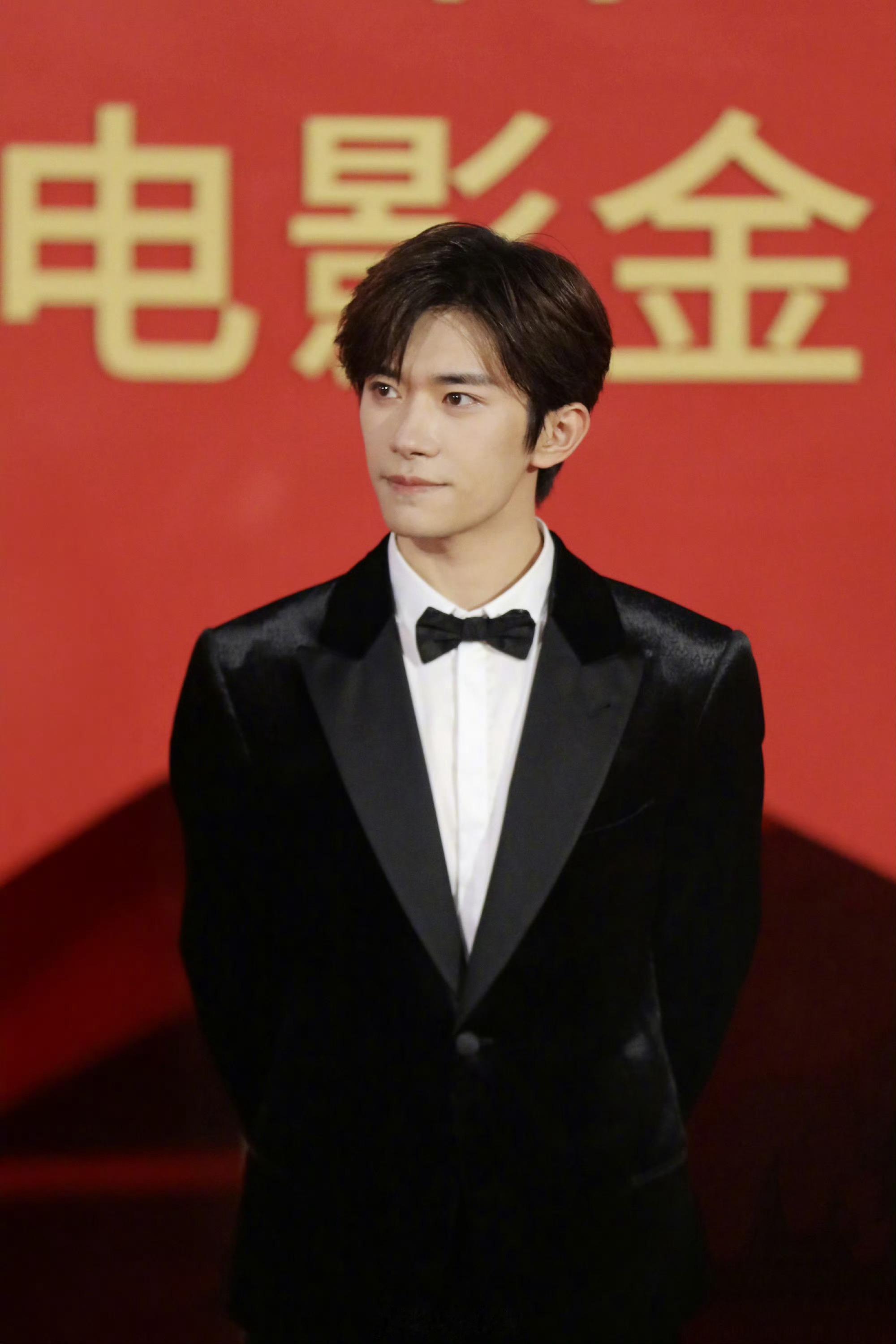 千禧年出生的易烊千玺在演员这条路上一步一个脚印，恭喜！ 