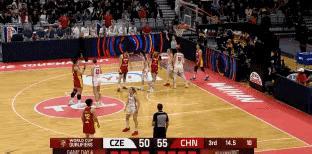 王思雨这招太绝了！
老宫还不信任老队员吗？

在女篮对捷克，第三节比赛时，王思雨