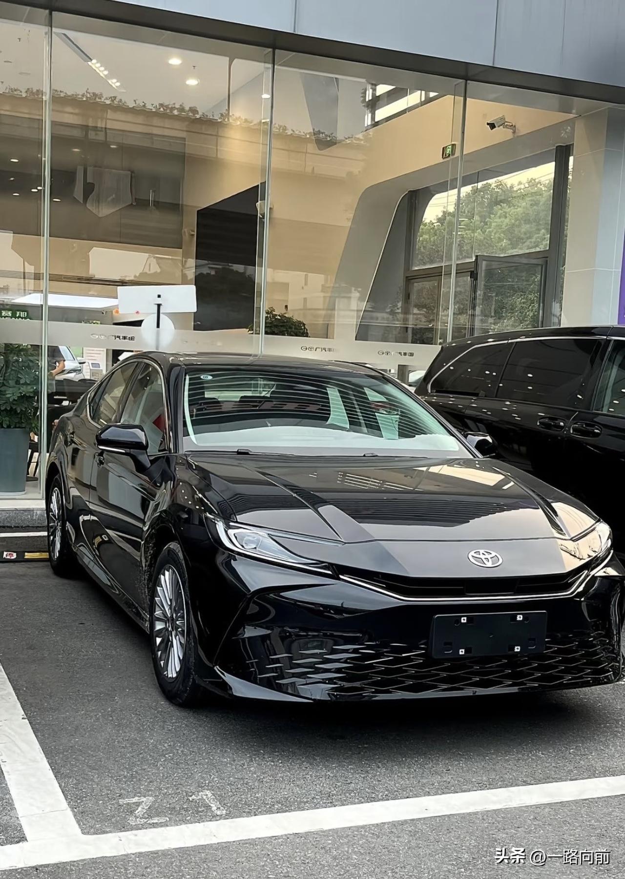 12.99万！丰田这算不算“掀桌子”？
都说新能源汽车市场价格战打得火热，可要是