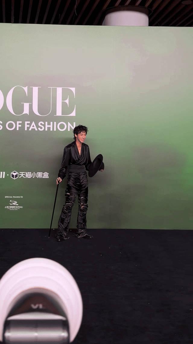 恩利红毯演小品 恩利把红毯走成了小品现场，E人活力和舞台感完美结合，即兴互动自然