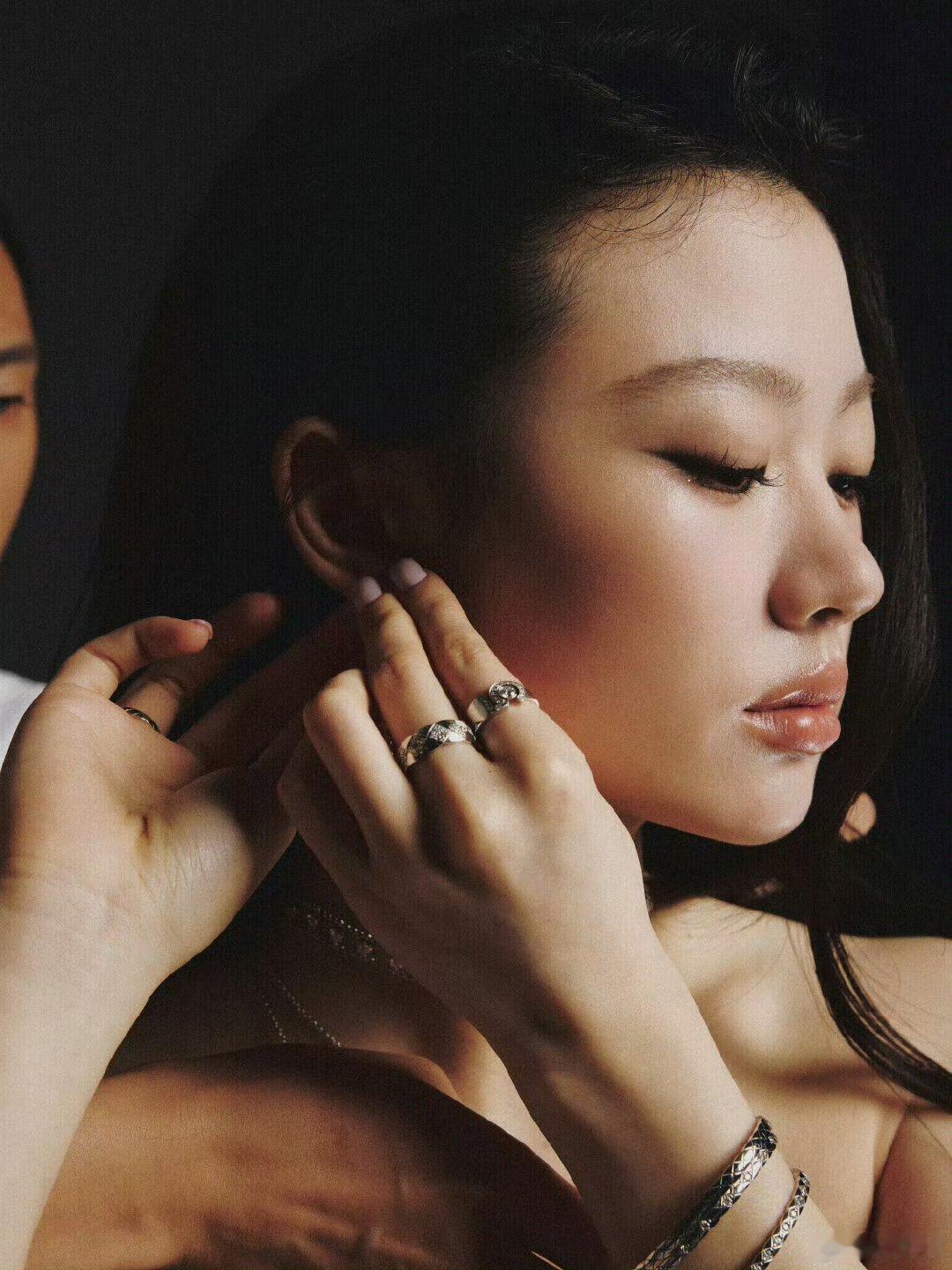 单依纯封神舞台又加一 单依纯金鸡奖再献封神舞台！一曲《君》直击人心，声线自带故事