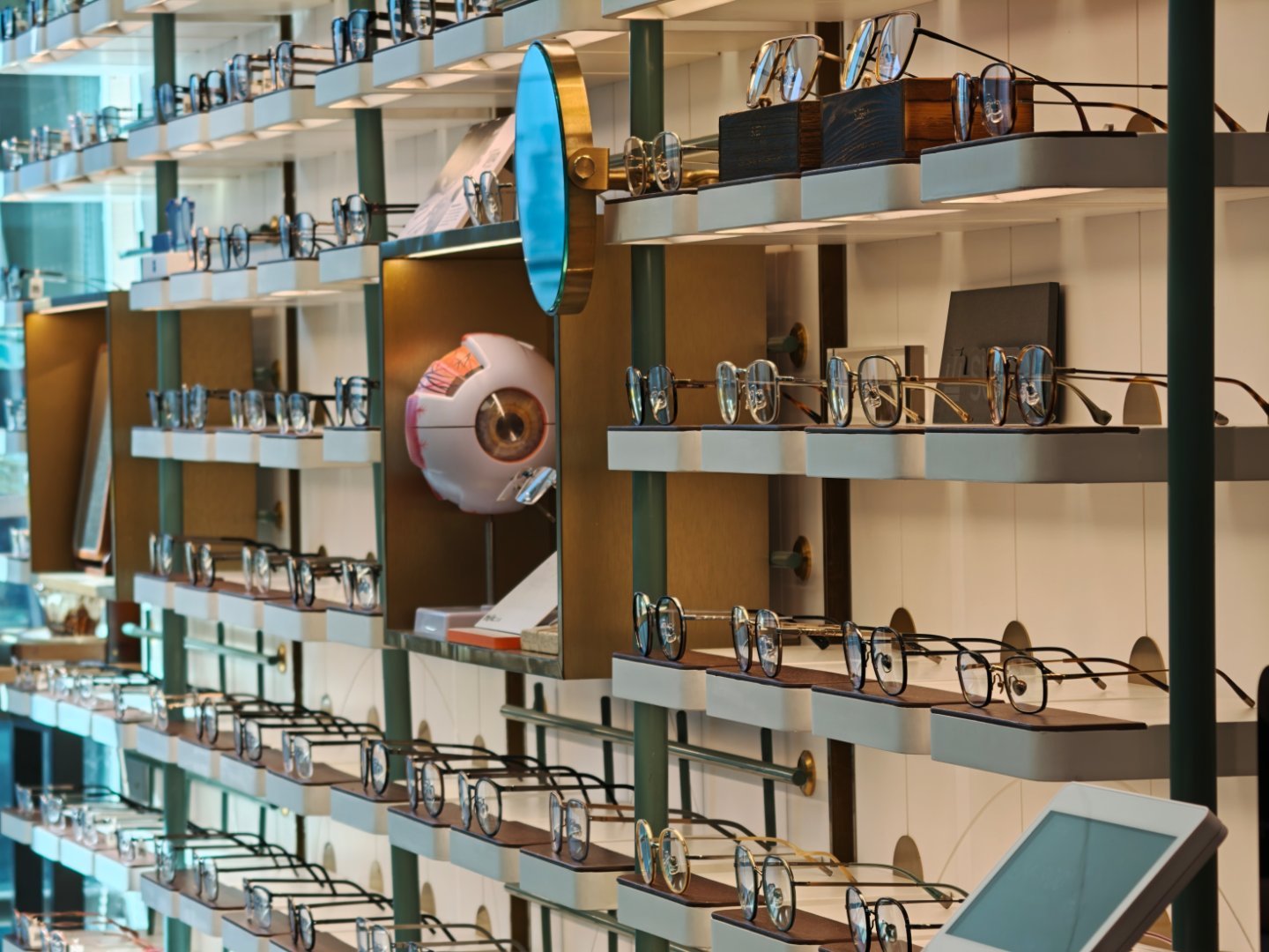 理想智能眼镜只买到了平光版本今天来的 配个镜片门店就在腾讯滨海大厦旁边交通方便好