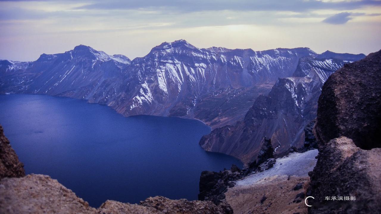 高山之巅，白雪皑皑，静谧湖泊，大自然的壮丽景象-长白山天池.彩色反转片