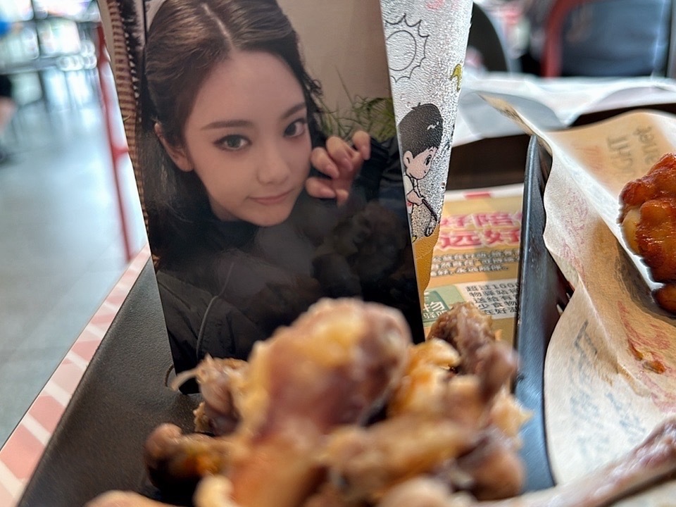 柳智敏粉丝为什么这样对宁艺卓的小卡？ 