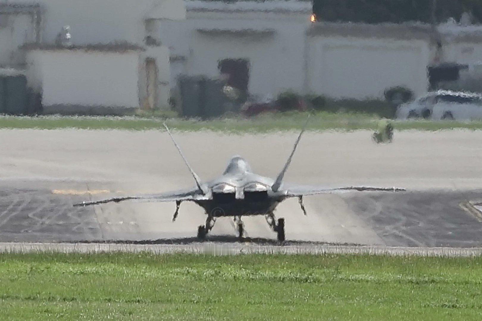 美国F-22战斗机在日本空军基地起飞时，主起落架左后轮爆胎，彻底变成跛脚禽。 ​
