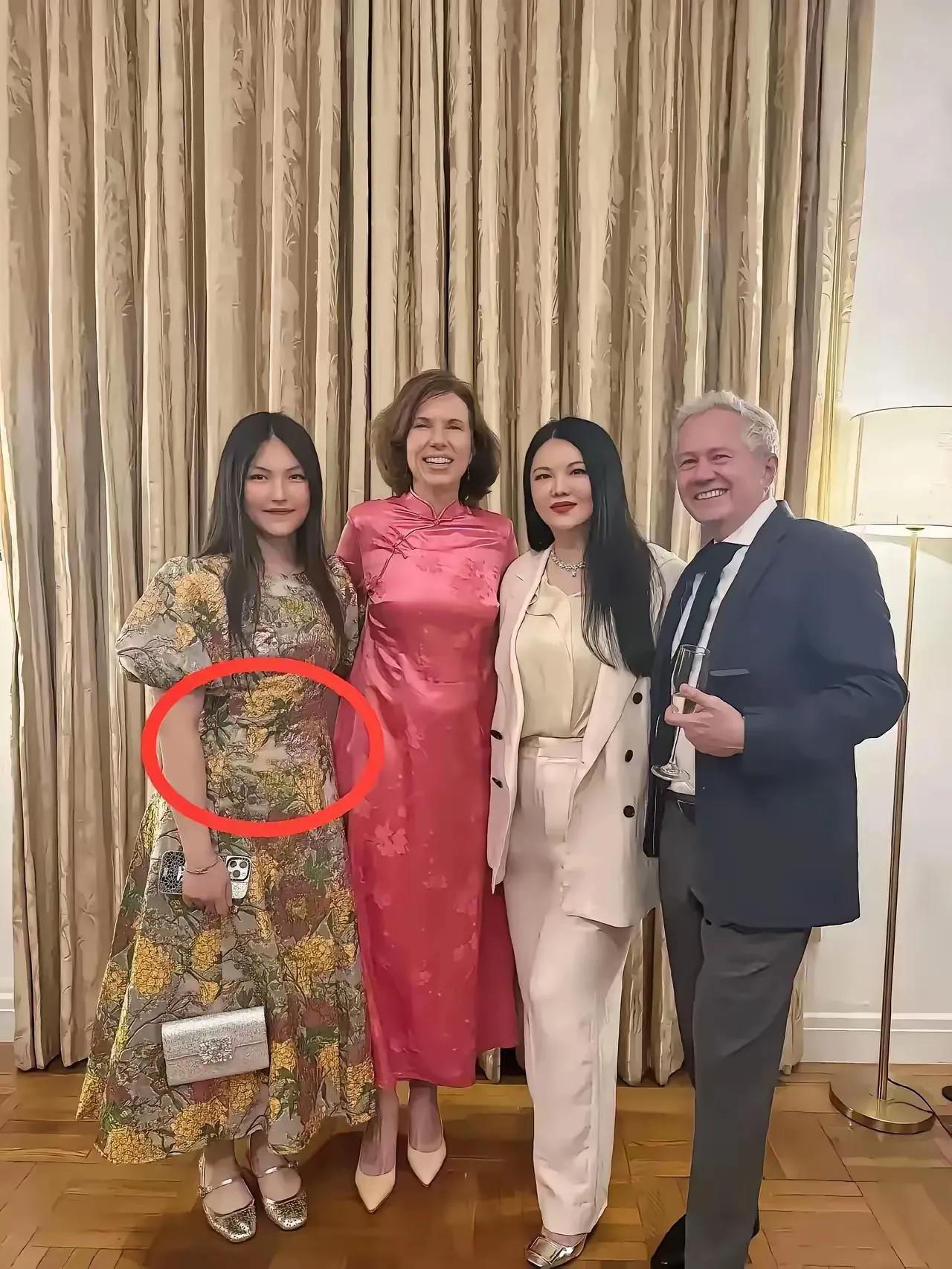 15岁的王诗龄居然比李湘还显老？！真是一条贵妇裙害 死王诗龄了！

不仅显得王诗
