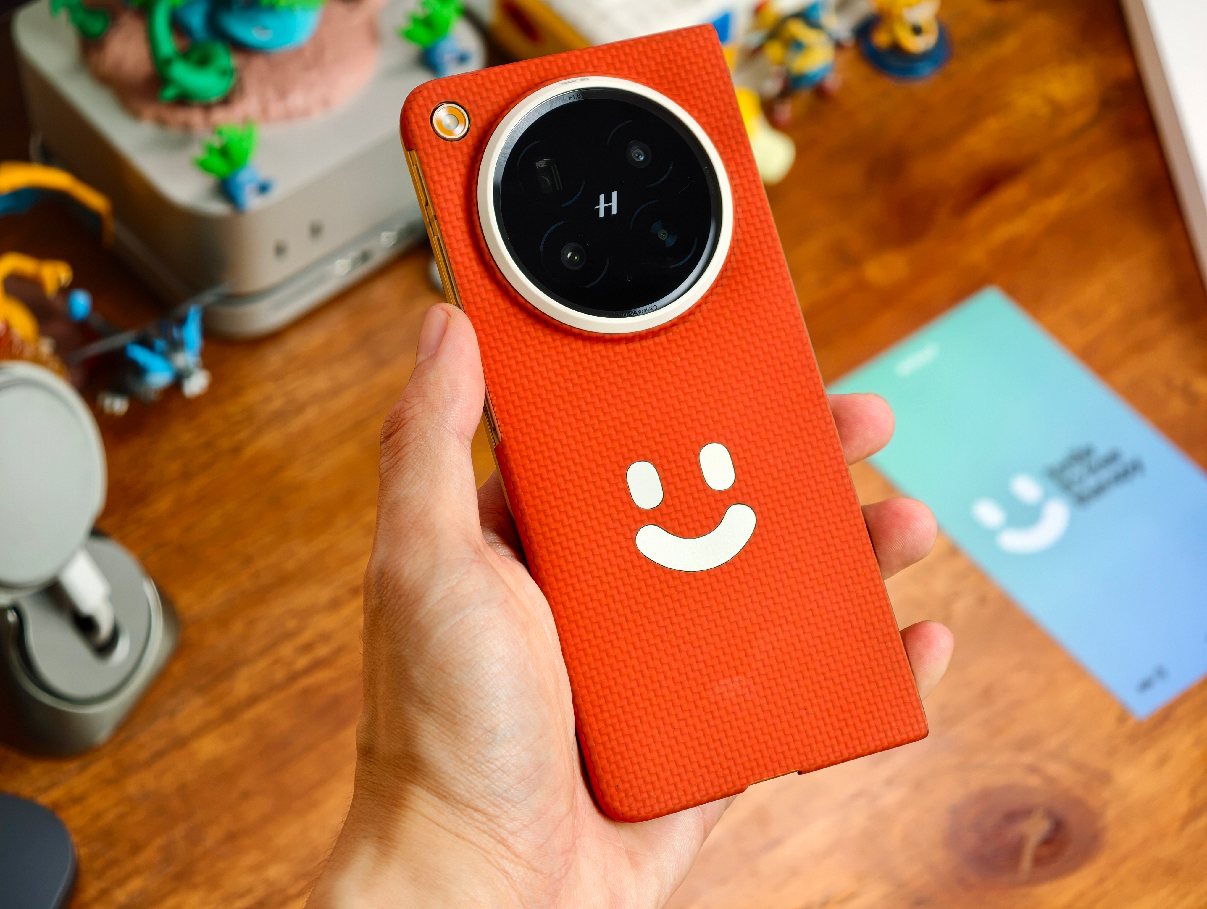 第一次用的笑脸凯夫拉手机壳，本来想着给OPPO Find N6买个带中轴的，但我