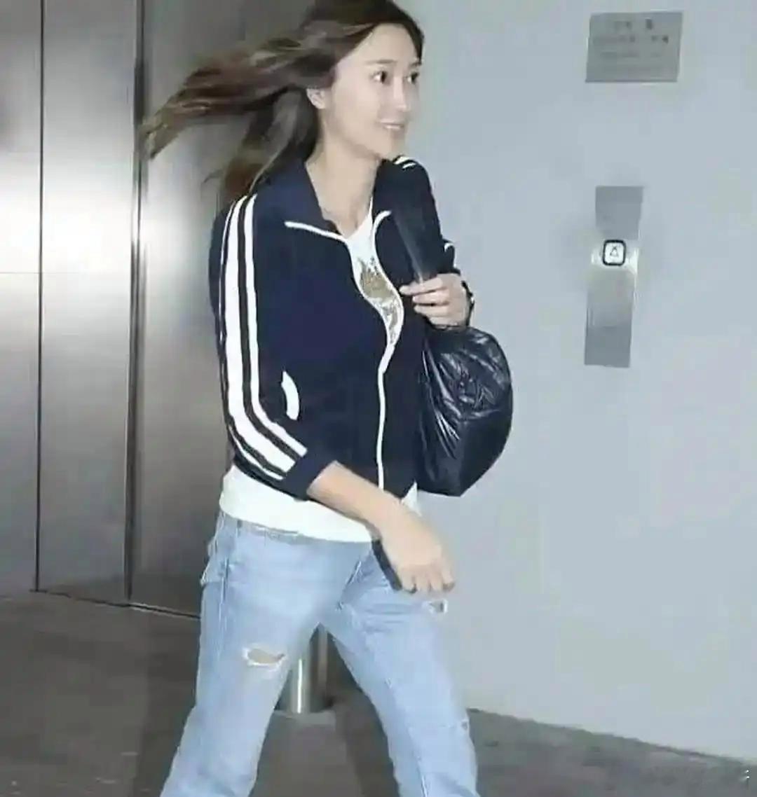 李克勤夫人被誉为是香港第一美人，她是一位出生于空姐家庭的女性，嫁给了巨星李克勤后